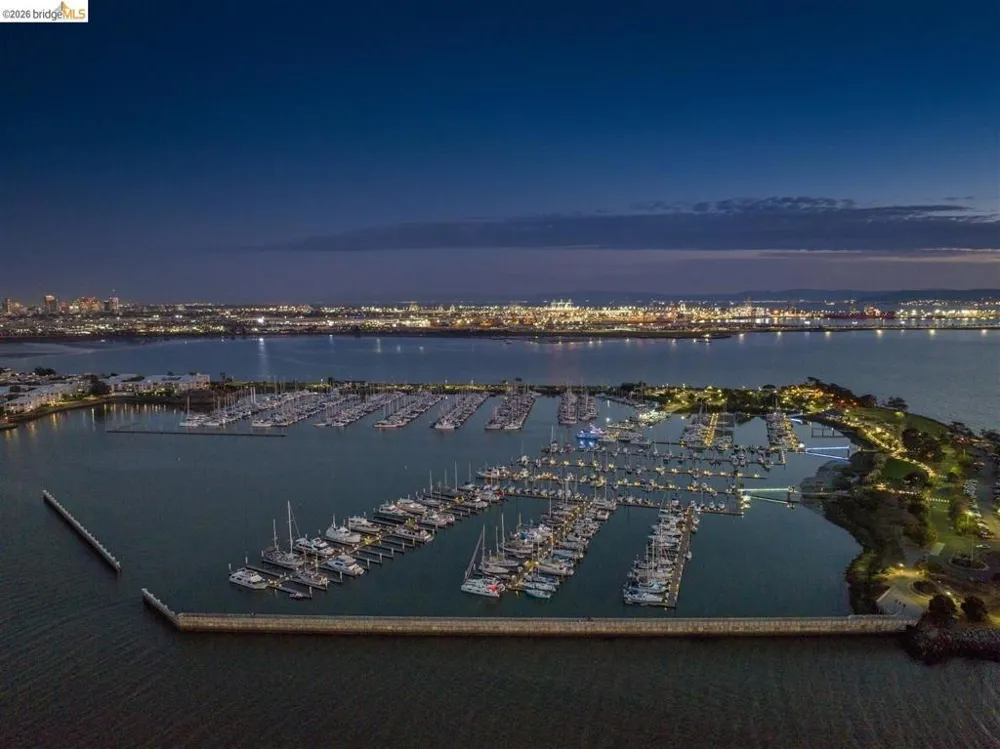 3 Commodore DR #B153 Emeryville, CA 94608