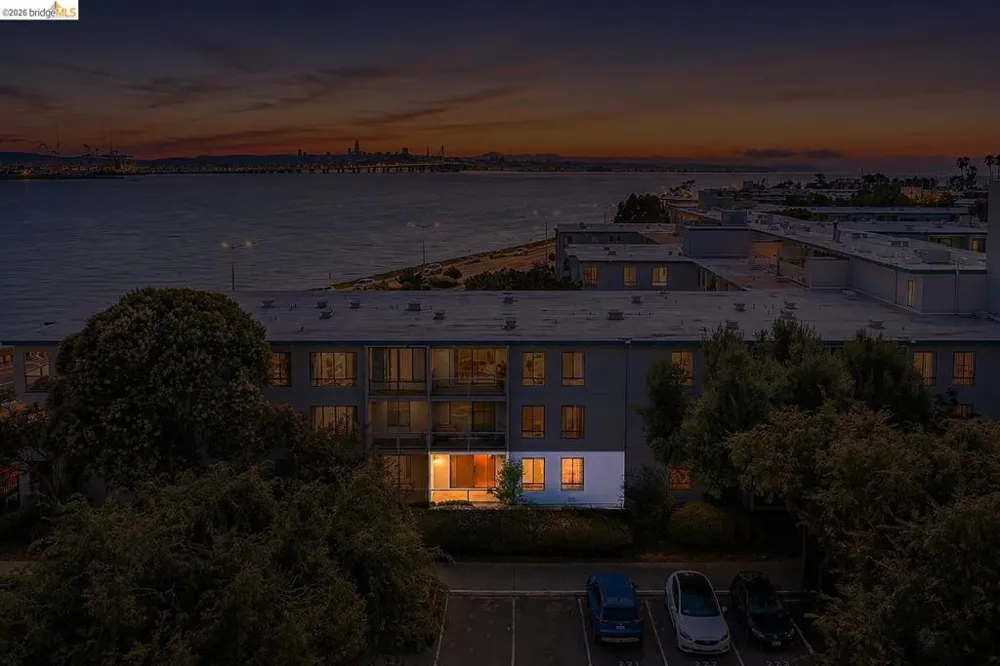 3 Commodore DR #B153 Emeryville, CA 94608
