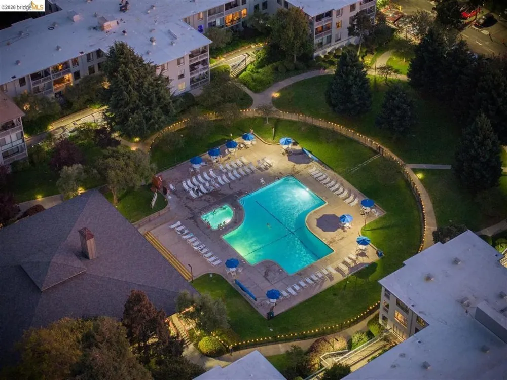 3 Commodore DR #B153 Emeryville, CA 94608