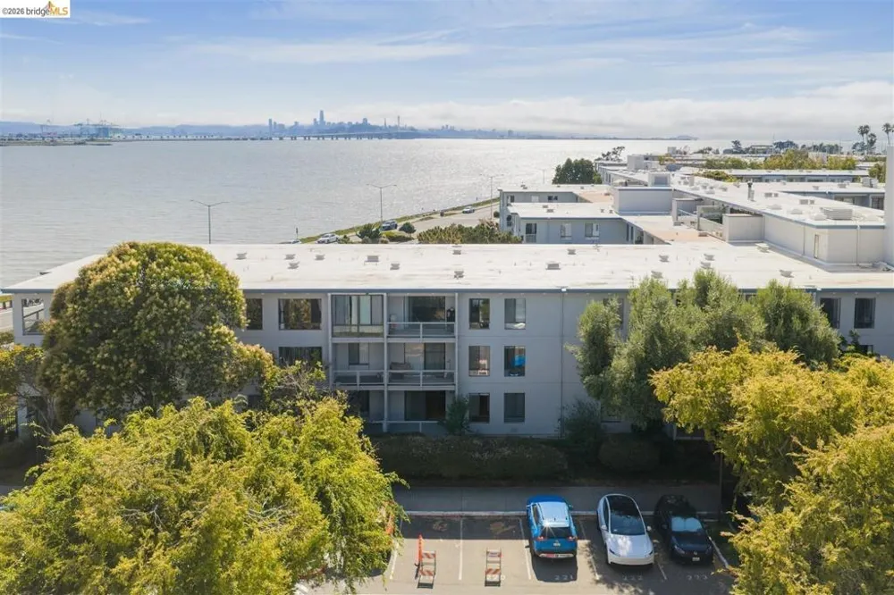 3 Commodore DR #B153 Emeryville, CA 94608