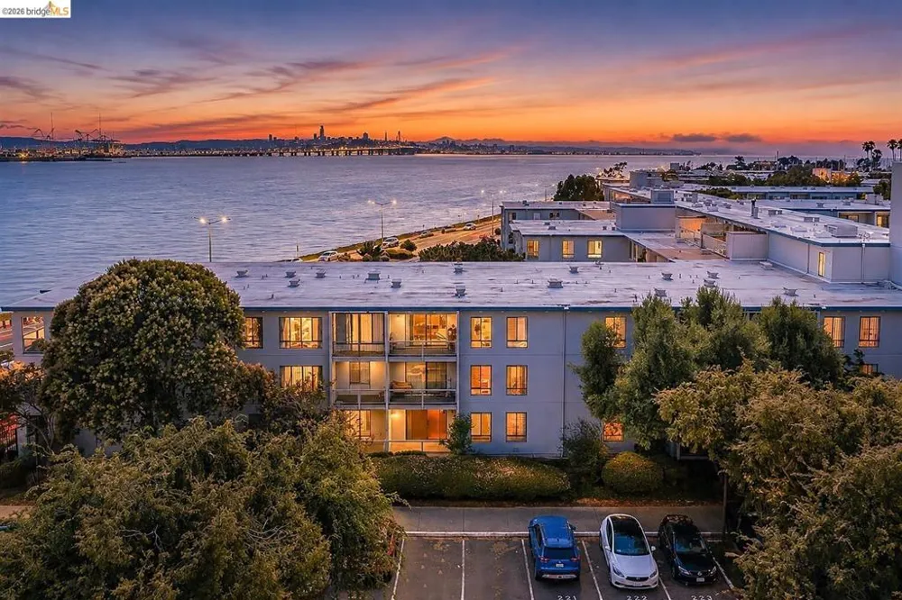 3 Commodore DR #B153 Emeryville, CA 94608