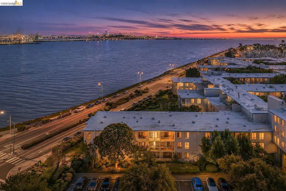 3 Commodore DR #B153 Emeryville, CA 94608