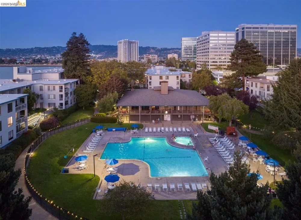 3 Commodore DR #B153 Emeryville, CA 94608