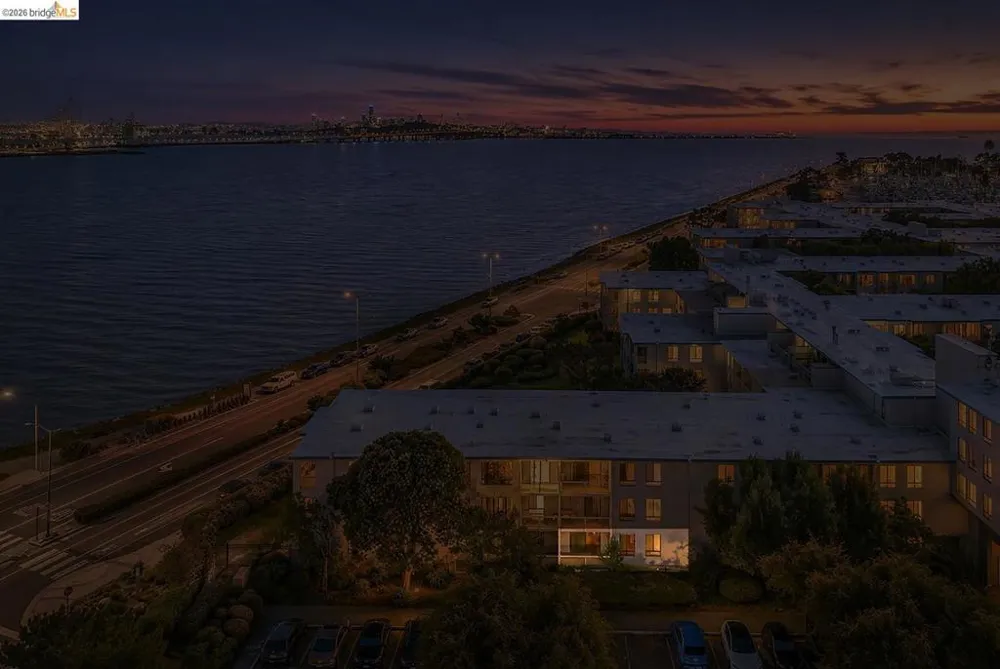 3 Commodore DR #B153 Emeryville, CA 94608