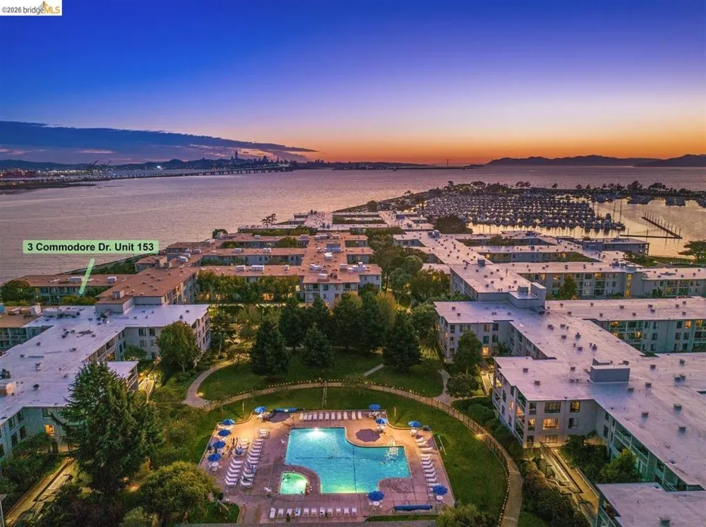 3 Commodore DR #B153 Emeryville, CA 94608