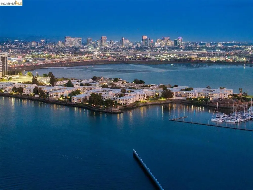 3 Commodore DR #B153 Emeryville, CA 94608