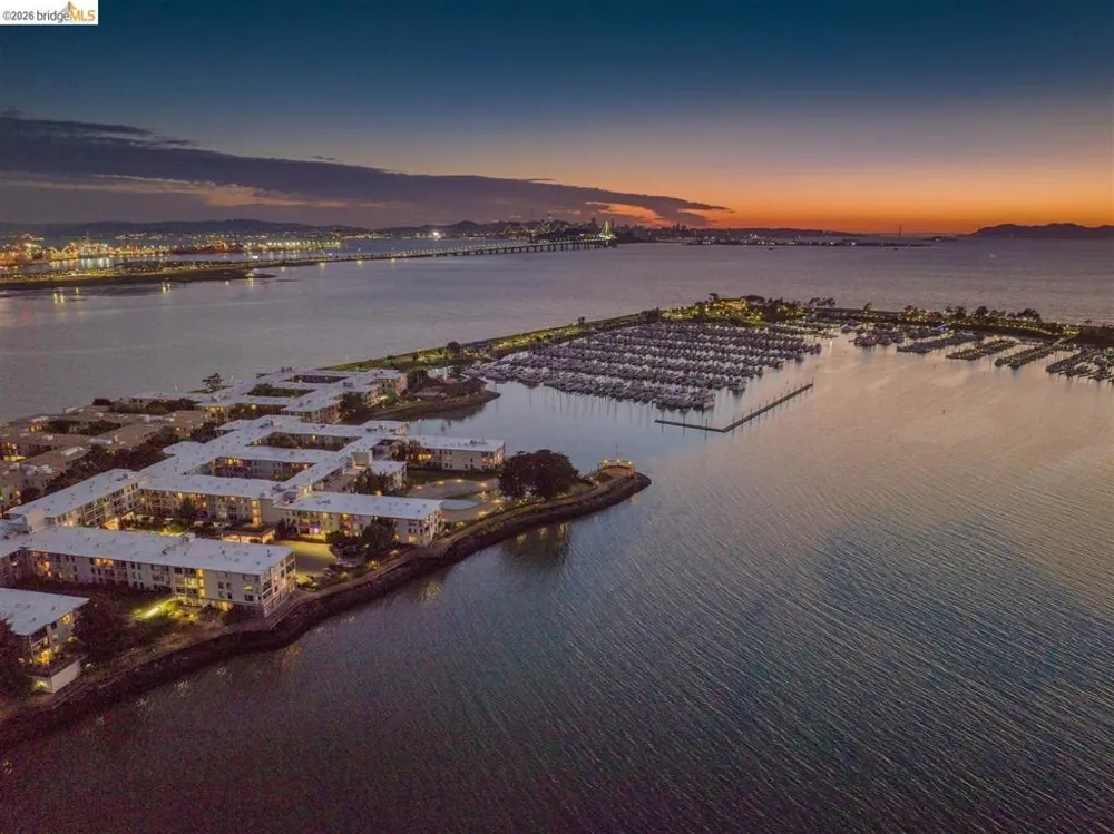 3 Commodore DR #B153 Emeryville, CA 94608