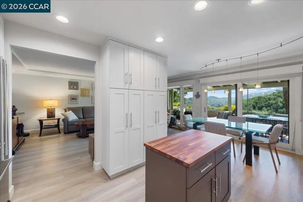 2100 Skycrest Dr #12 Walnut Creek, CA 94595