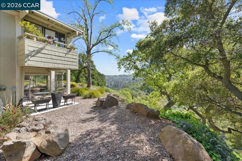 2100 Skycrest Dr #12 Walnut Creek, CA 94595