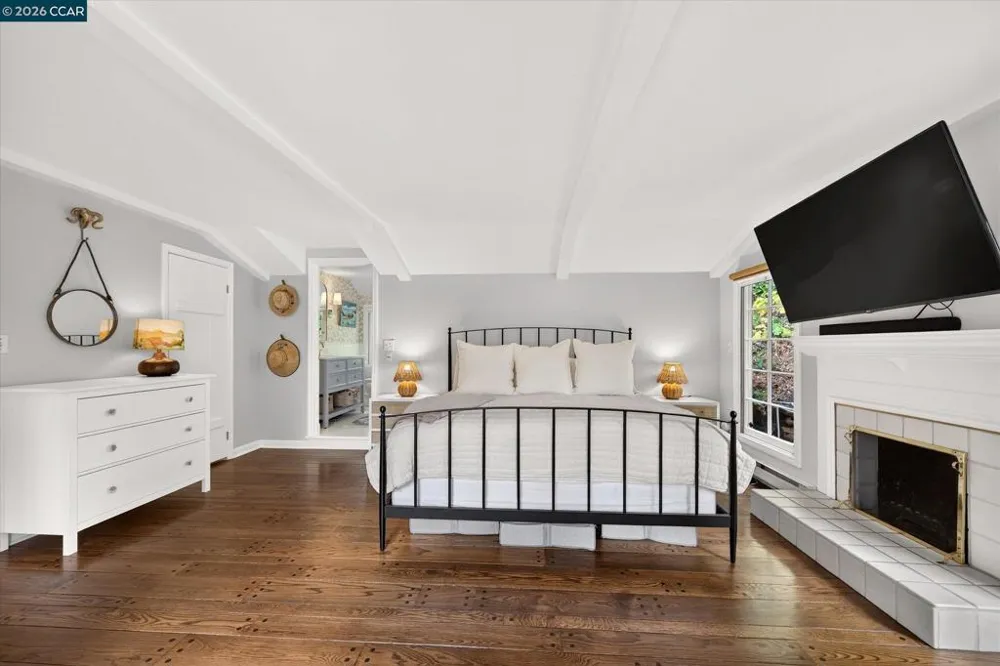 112 Camino Sobrante Orinda, CA 94563