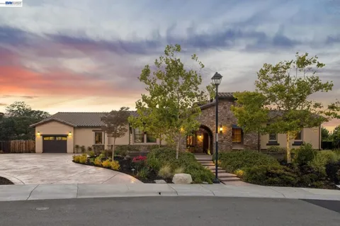 2402 Silver Oaks Ln