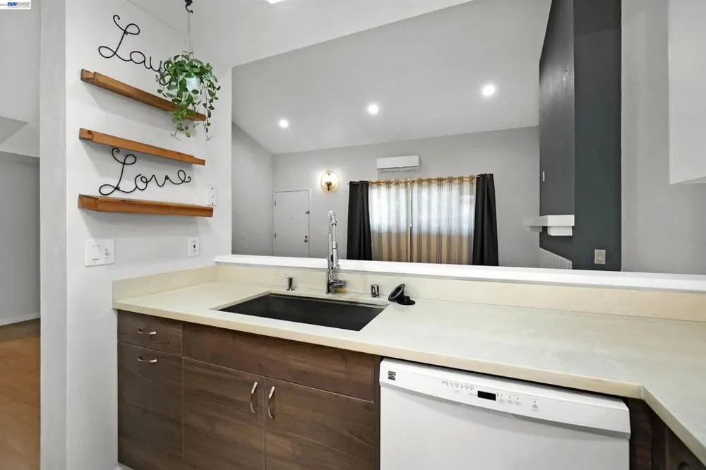 37168 Meadowbrook Cmn #304 Fremont, CA 94536
