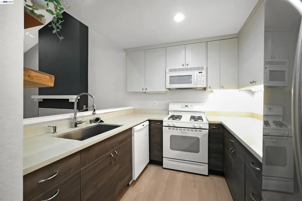37168 Meadowbrook Cmn #304 Fremont, CA 94536