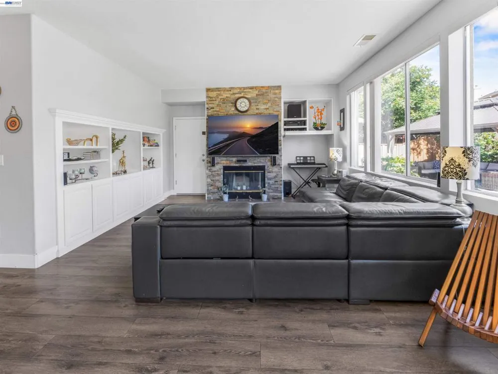 308 Arrowhead Way Hayward, CA 94544