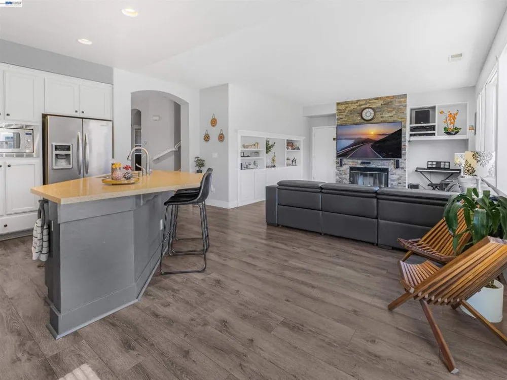 308 Arrowhead Way Hayward, CA 94544