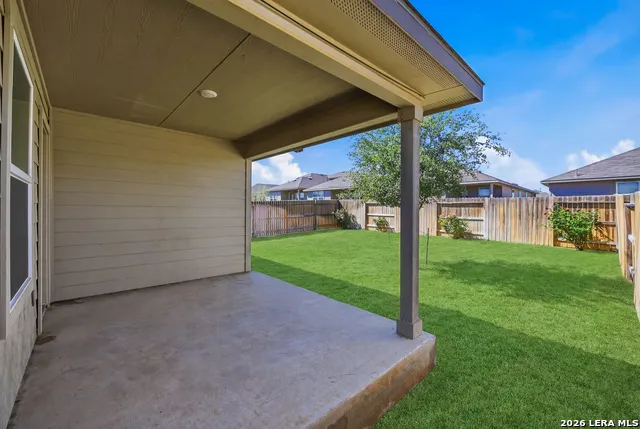 216 E Middle Green Loop Floresville, TX 78114