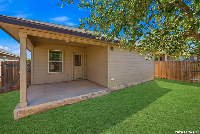 216 E Middle Green Loop Floresville, TX 78114