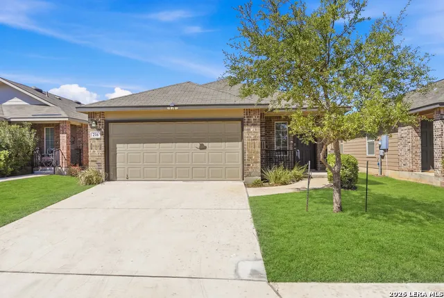 216 E Middle Green Loop Floresville, TX 78114