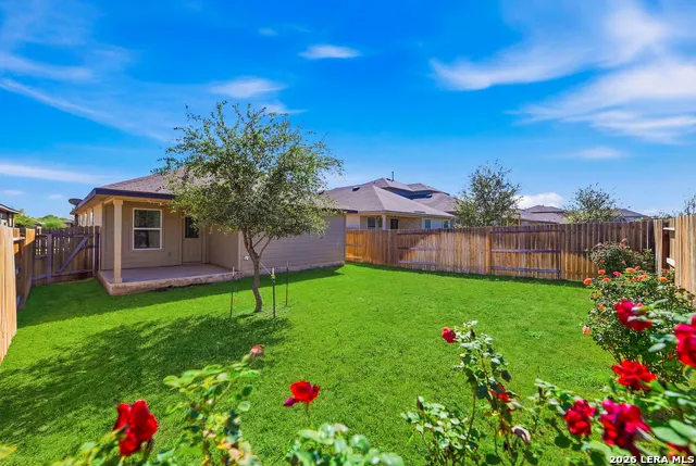 216 E Middle Green Loop Floresville, TX 78114