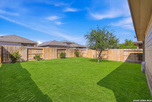 216 E Middle Green Loop Floresville, TX 78114
