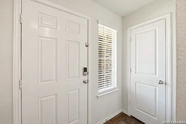 216 E Middle Green Loop Floresville, TX 78114