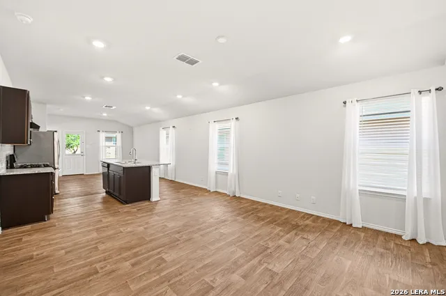 216 E Middle Green Loop Floresville, TX 78114