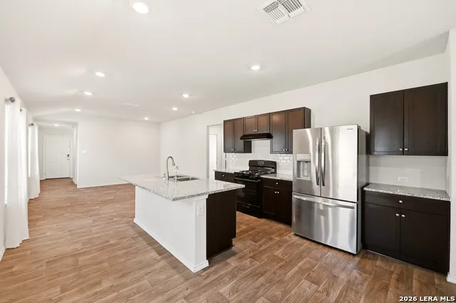 216 E Middle Green Loop Floresville, TX 78114