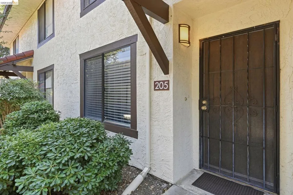 205 Del Valle Cir El Sobrante, CA 94803
