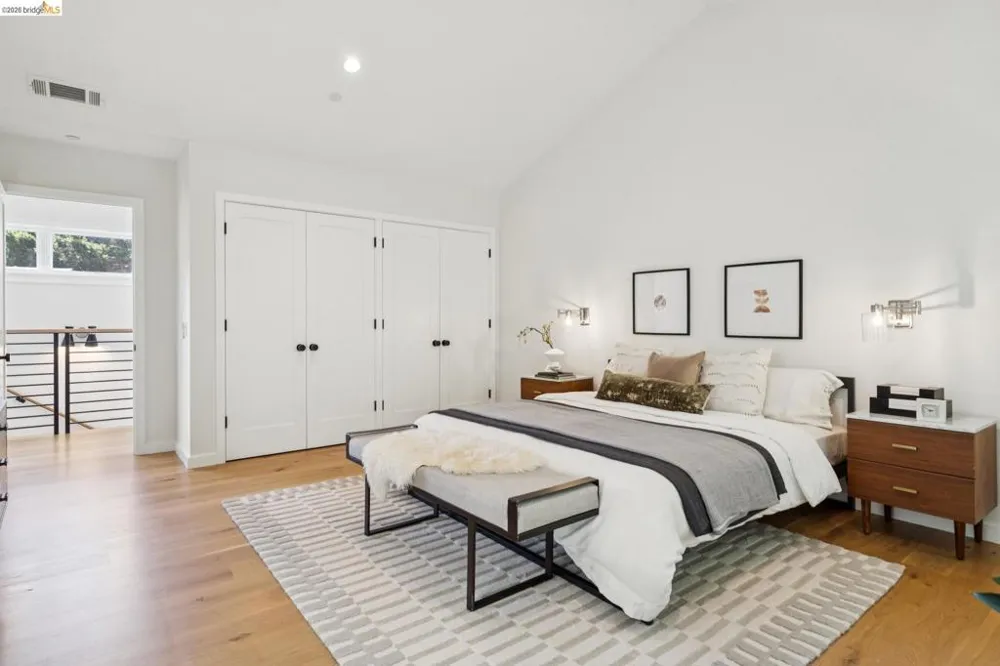 915 Grosvenor Place Oakland, CA 94610