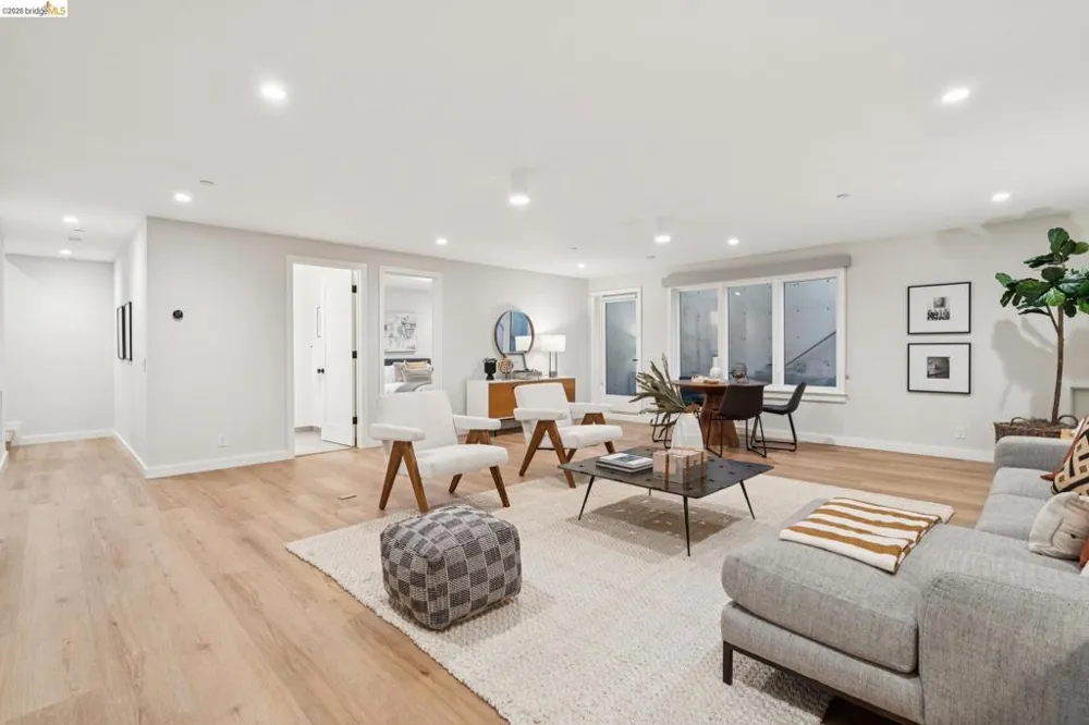 915 Grosvenor Place Oakland, CA 94610