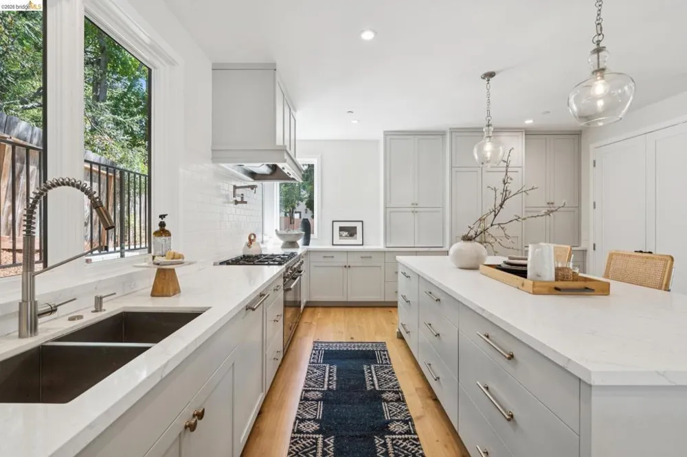 915 Grosvenor Place Oakland, CA 94610