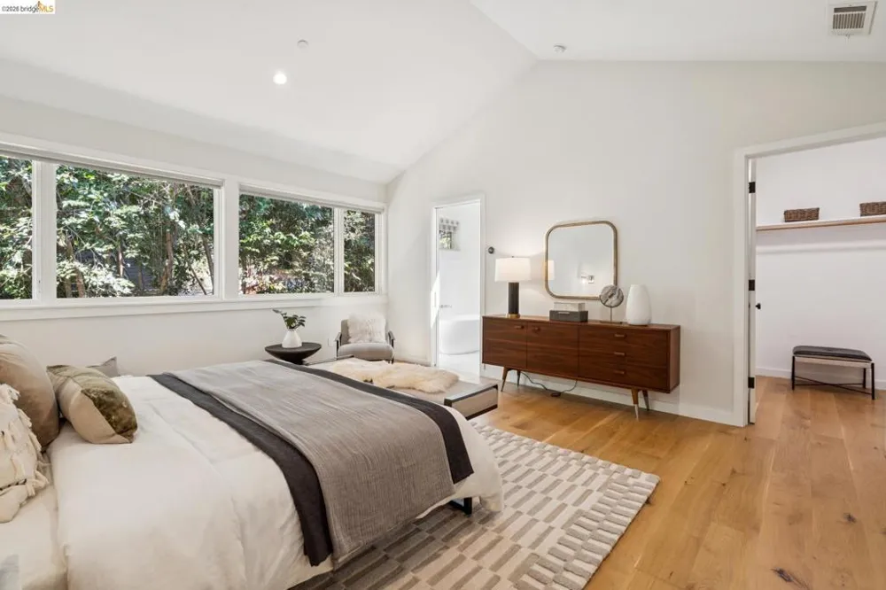 915 Grosvenor Place Oakland, CA 94610
