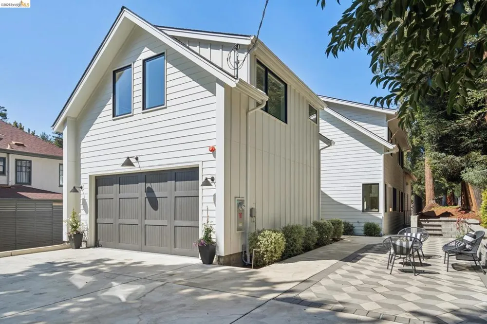 915 Grosvenor Place Oakland, CA 94610