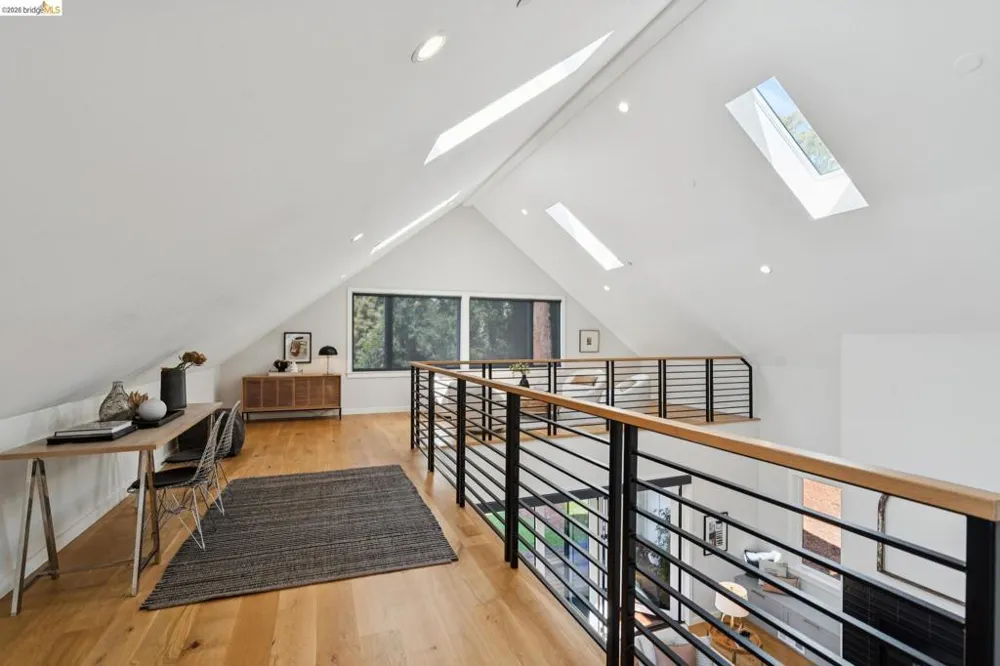 915 Grosvenor Place Oakland, CA 94610