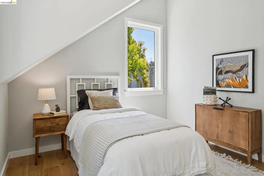 915 Grosvenor Place Oakland, CA 94610
