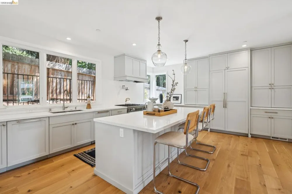915 Grosvenor Place Oakland, CA 94610