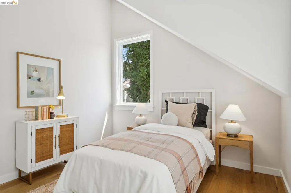 915 Grosvenor Place Oakland, CA 94610