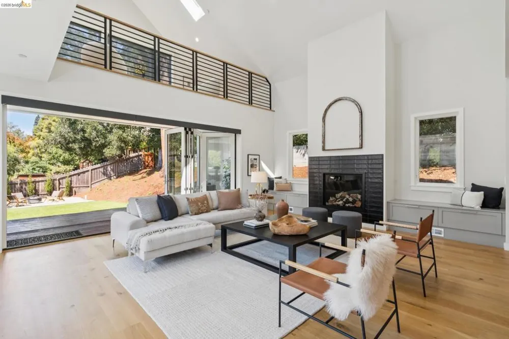 915 Grosvenor Place Oakland, CA 94610