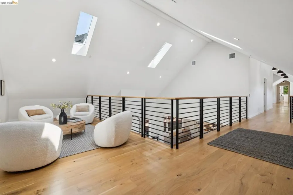 915 Grosvenor Place Oakland, CA 94610