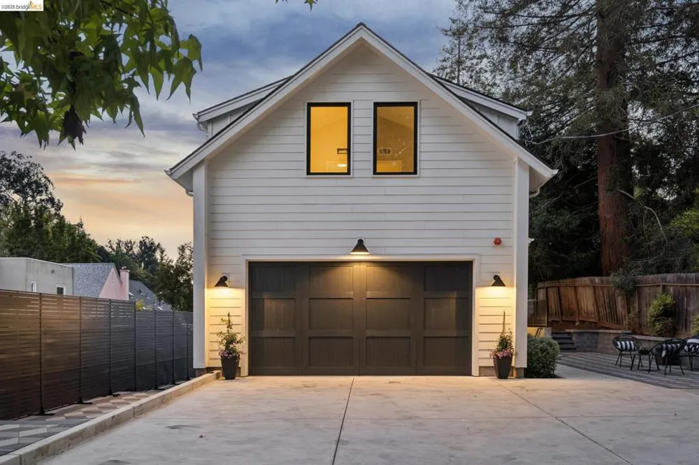 915 Grosvenor Place Oakland, CA 94610