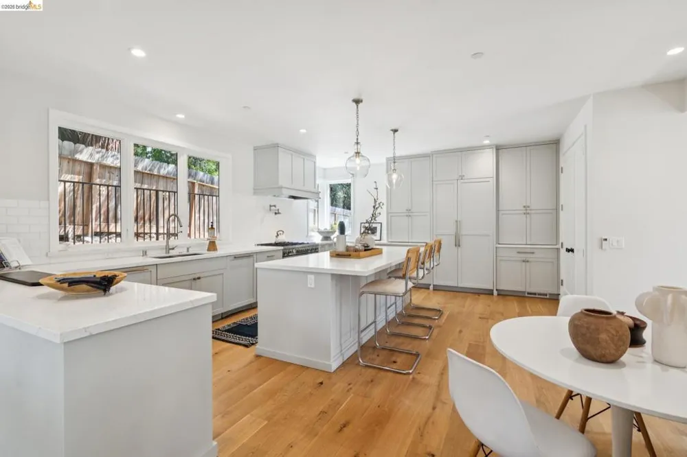 915 Grosvenor Place Oakland, CA 94610