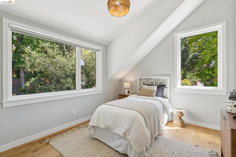 915 Grosvenor Place Oakland, CA 94610