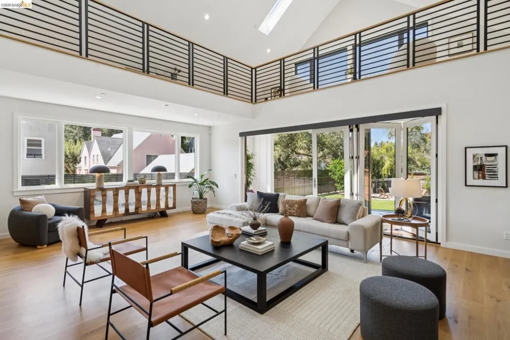 915 Grosvenor Place Oakland, CA 94610