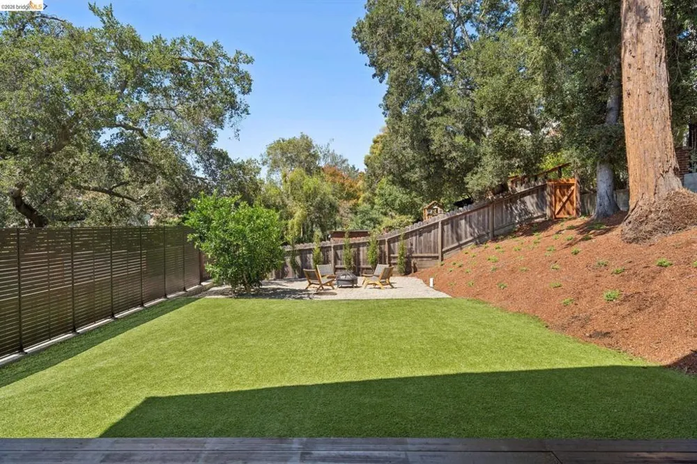 915 Grosvenor Place Oakland, CA 94610