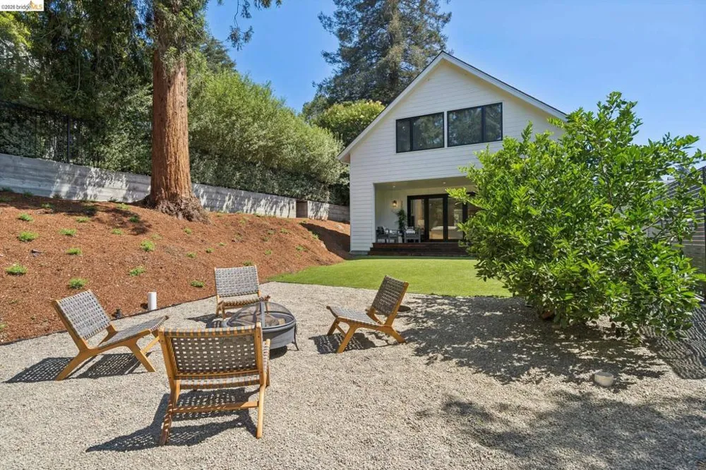 915 Grosvenor Place Oakland, CA 94610