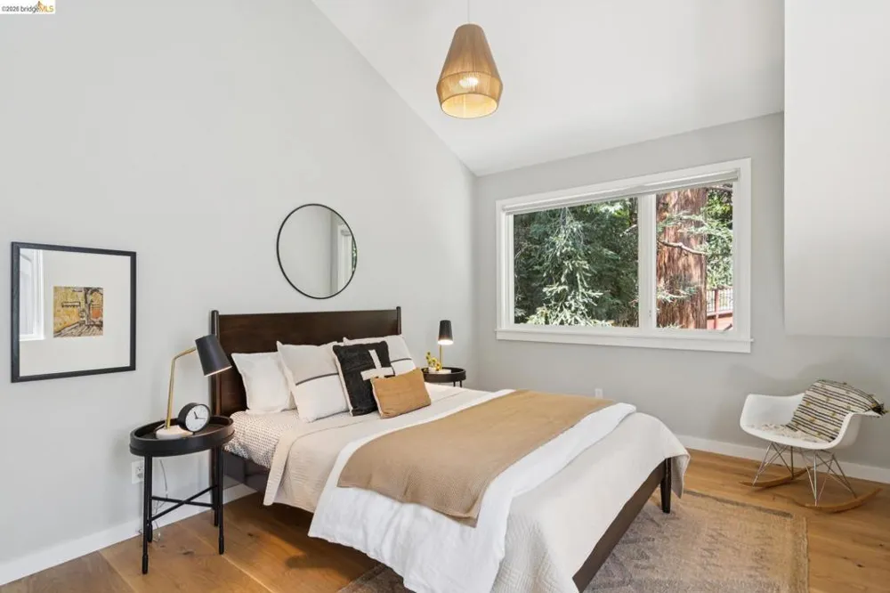 915 Grosvenor Place Oakland, CA 94610