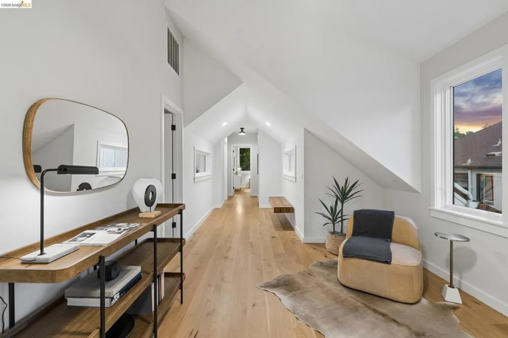 915 Grosvenor Place Oakland, CA 94610