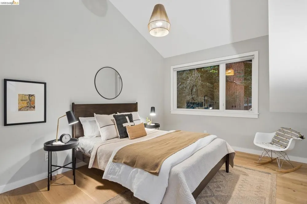 915 Grosvenor Place Oakland, CA 94610