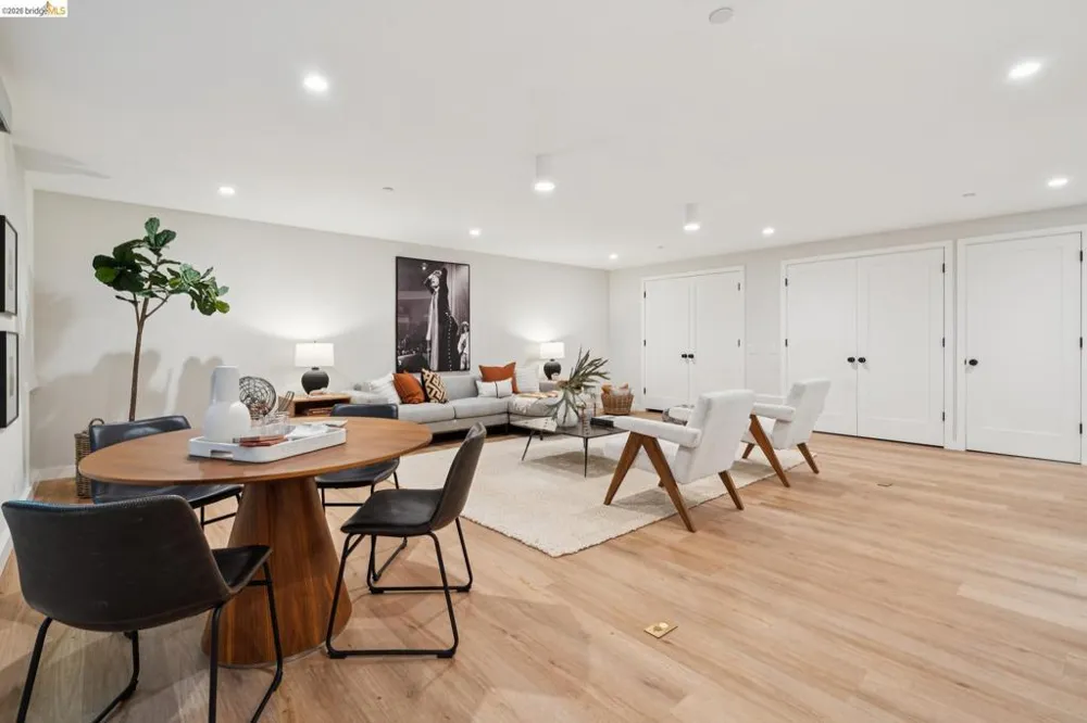 915 Grosvenor Place Oakland, CA 94610