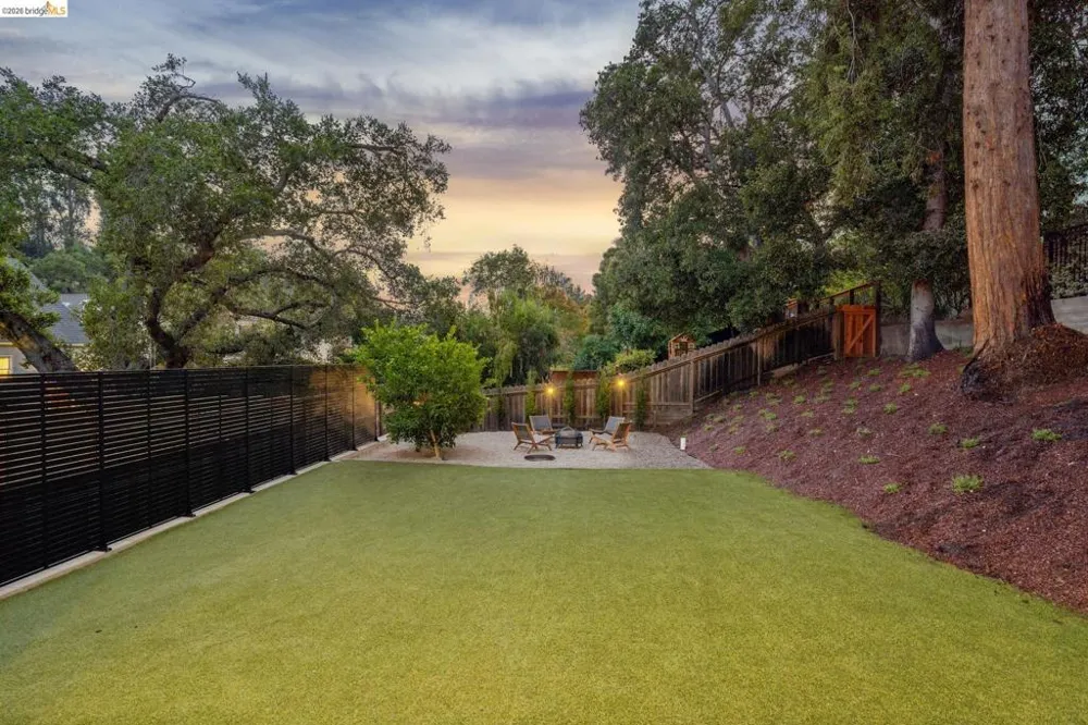 915 Grosvenor Place Oakland, CA 94610